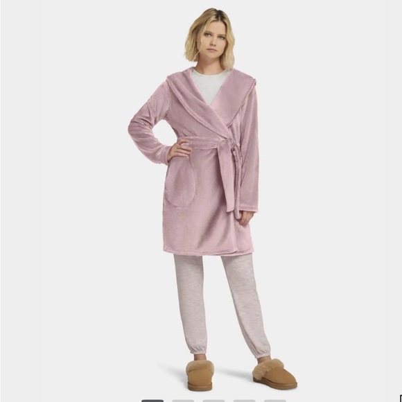 NWT UGG Plush long sleeve robe with belt in Dusk which is a light pink color - Picture 4 of 13